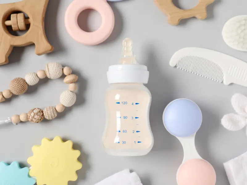 Funda Sourcing baby accessories product sourcing image with bibs, blankets, organizers, feeding accessories, and daily-care products