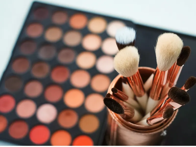 Funda Sourcing beauty tools product sourcing image with brushes, applicators, sponges, mirrors, and accessory kits for private-label programs