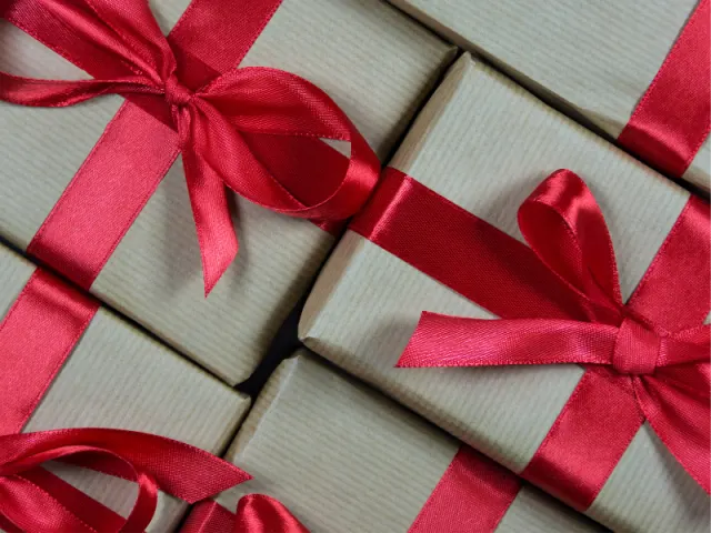 Funda Sourcing corporate packaging product sourcing image with branded sets, sleeves, inserts, gift boxes, and distribution cartons