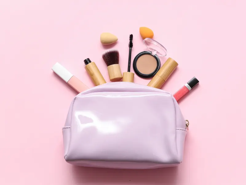 Funda Sourcing cosmetic bags product sourcing image with pouches, toiletry bags, makeup cases, and gift-ready sets