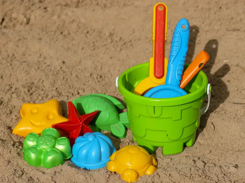 Funda Sourcing outdoor toys product sourcing image with active play items, sports toys, beach toys, and garden play products