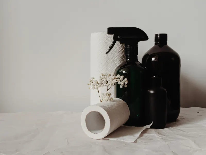Funda Sourcing spray bottle kits product sourcing image with reusable bottles, trigger sprayers, tablets, labels, and starter kits